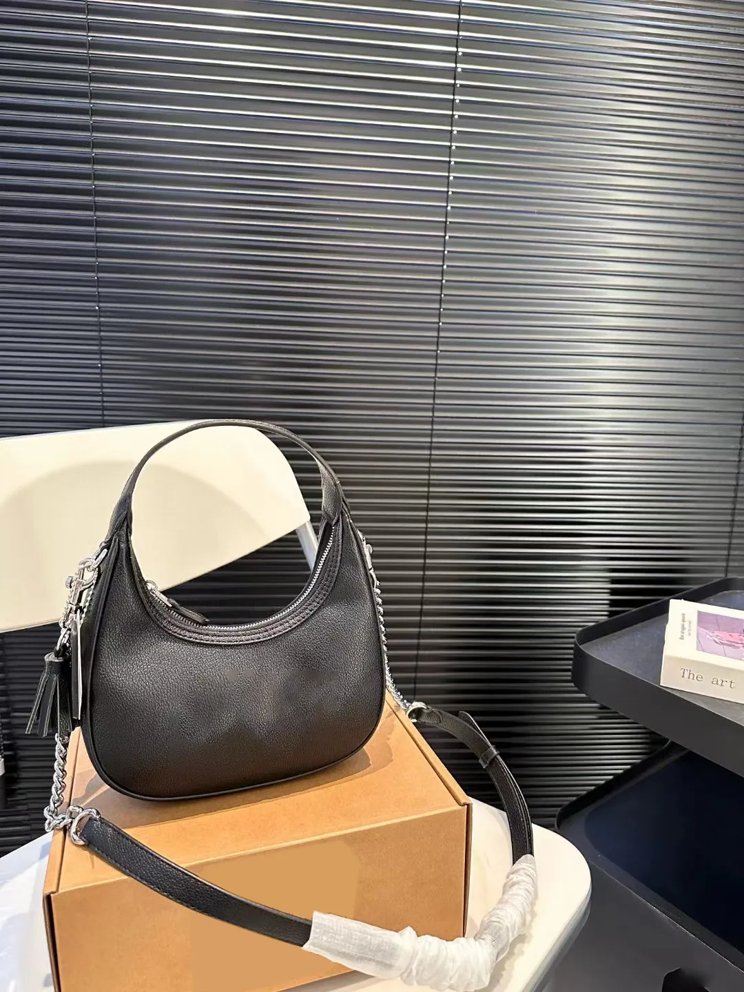 Fashionable crossbody bag
