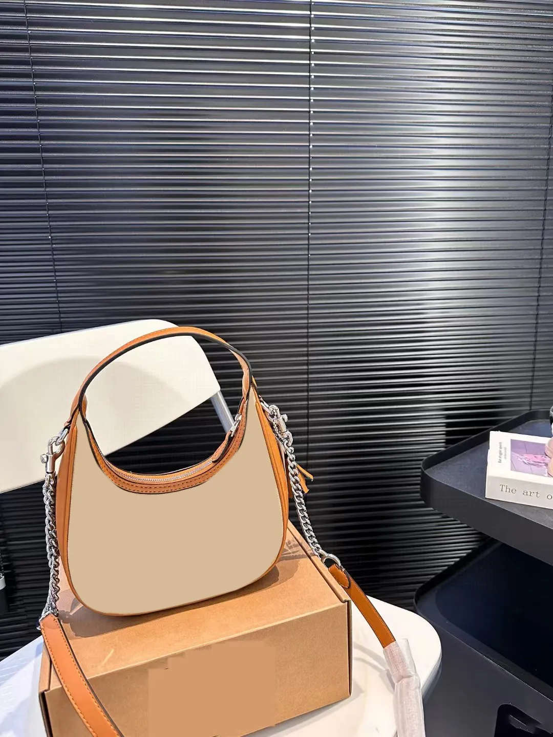 Fashionable crossbody bag