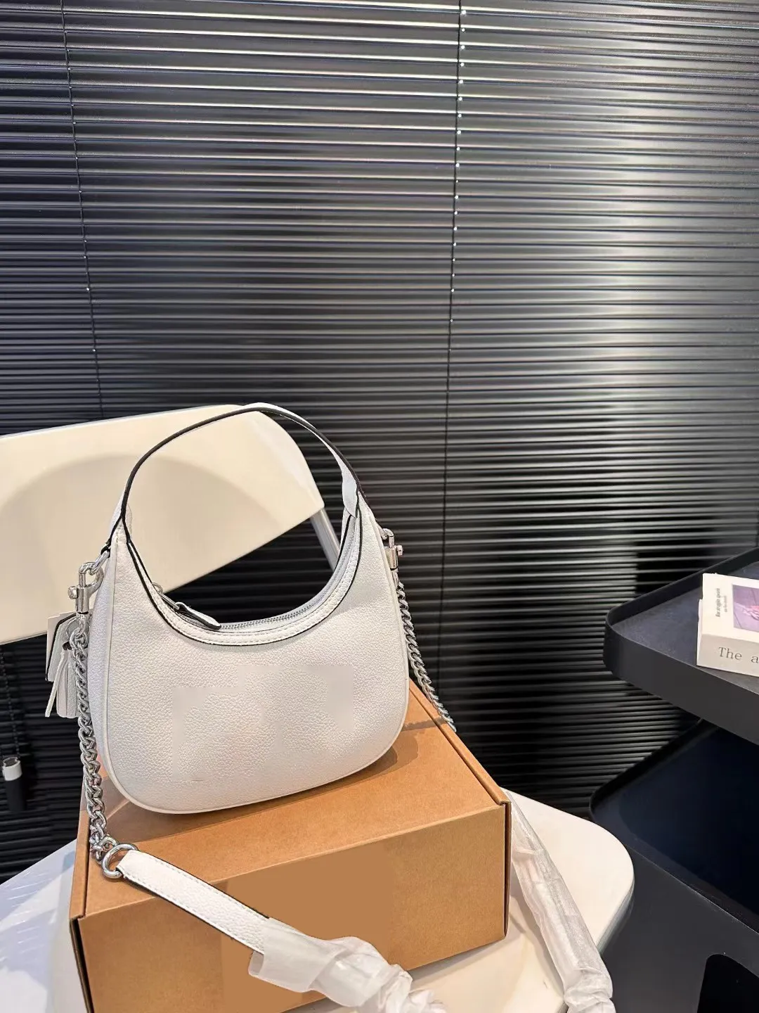 Fashionable crossbody bag