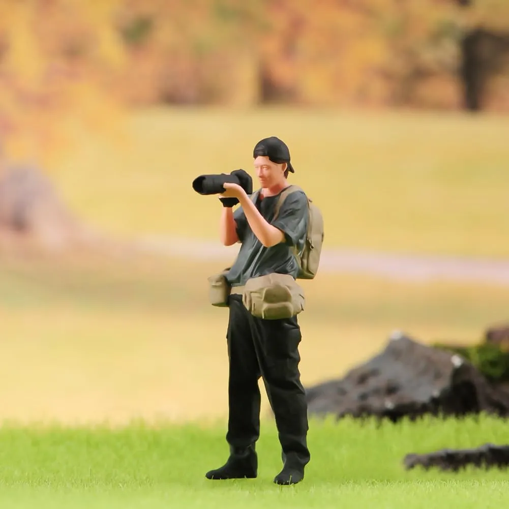 Photographer Toy Figure, 1/18-1/87 Scale Professional Male Photographer Figurine, Capturing Moments with Camera Professional Landscape Cameraman Figure Mini Statue (Painted, 1/24)