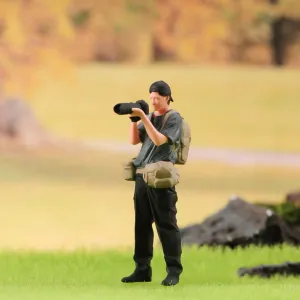 Photographer Toy Figure, 1/18-1/87 Scale Professional Male Photographer Figurine, Capturing Moments with Camera Professional Landscape Cameraman Figure Mini Statue (Painted, 1/24)