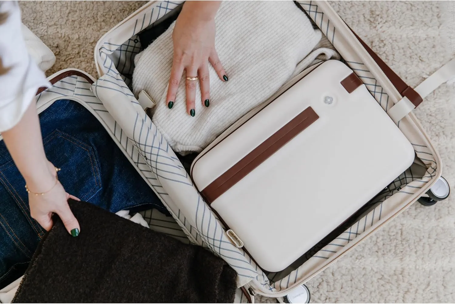 Samsonite Virtuosa Hardside Train Case, Crossbody Travel Makeup Case with Removable Strap, Off White