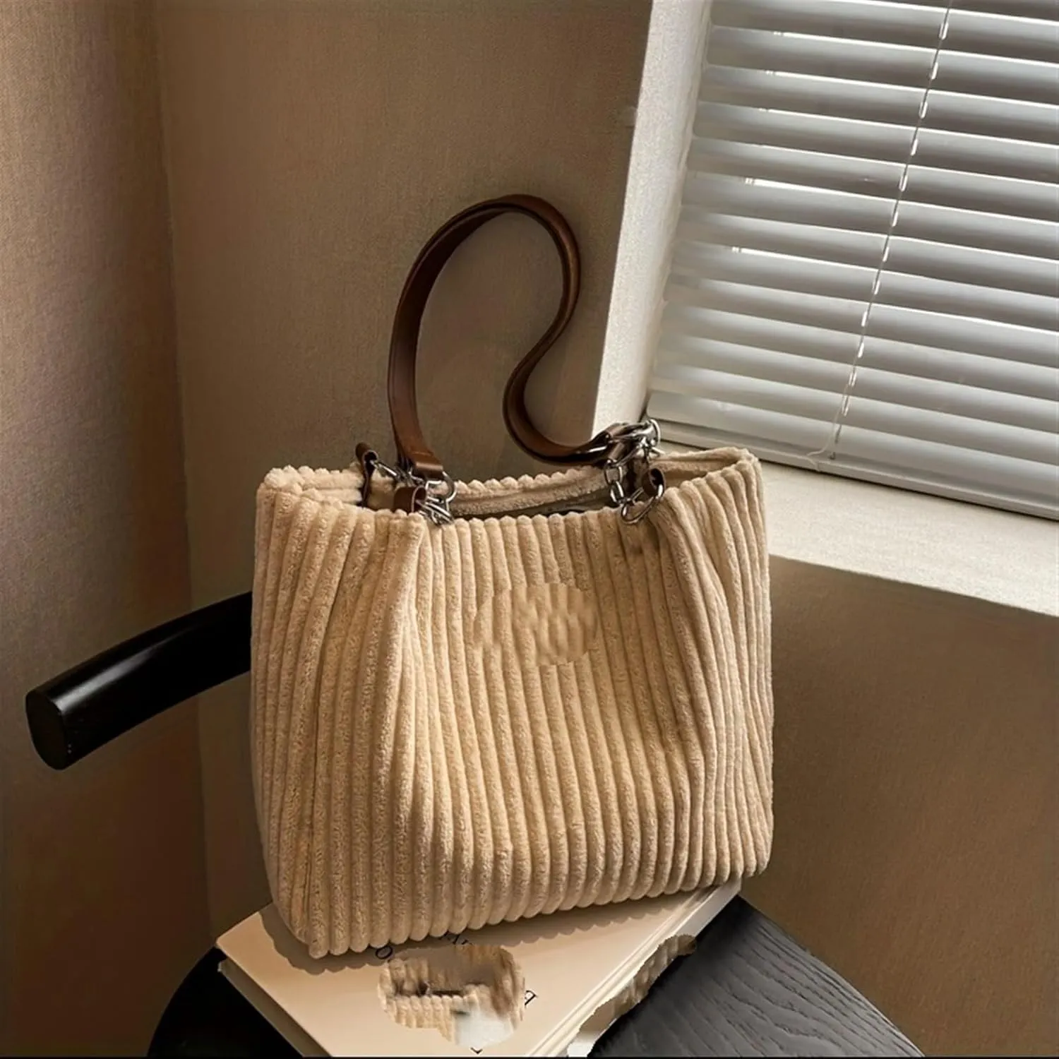 Shoulder Bag Stylish Women's Chain Shoulder Bag Large Capacity Handbag for Everyday Use(Beige)